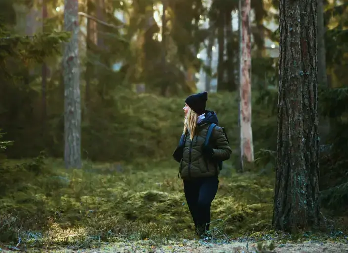 donna in una foresta