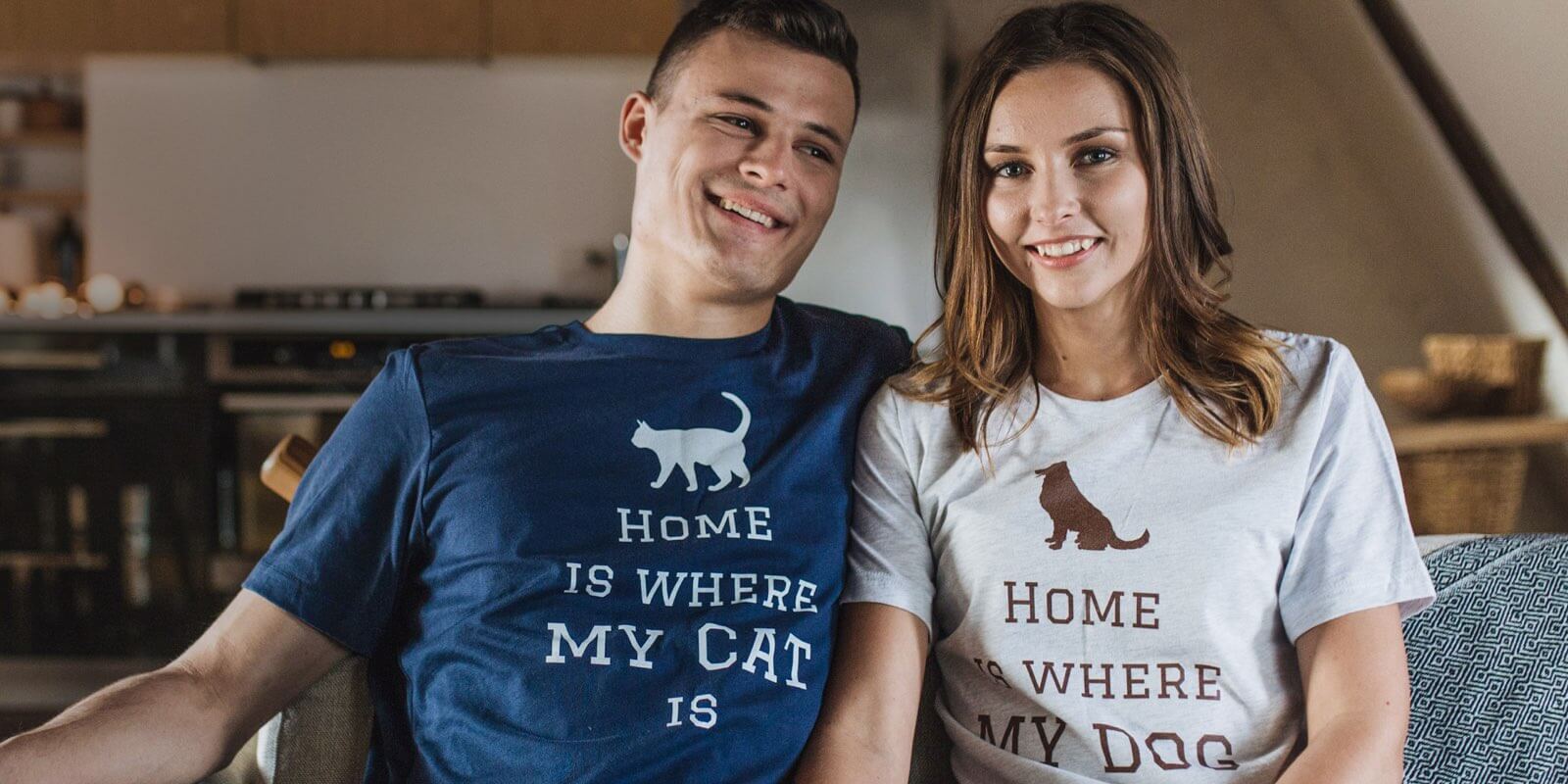 ein Paar, das personalisierte T-Shirts trägt